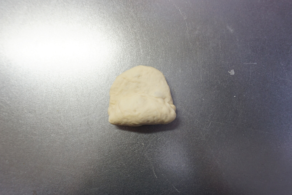 手前三分の一を向こう側に折り畳みます。