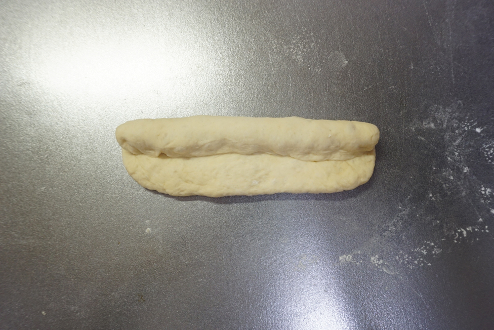 向こう側から手前に巻いていきます。