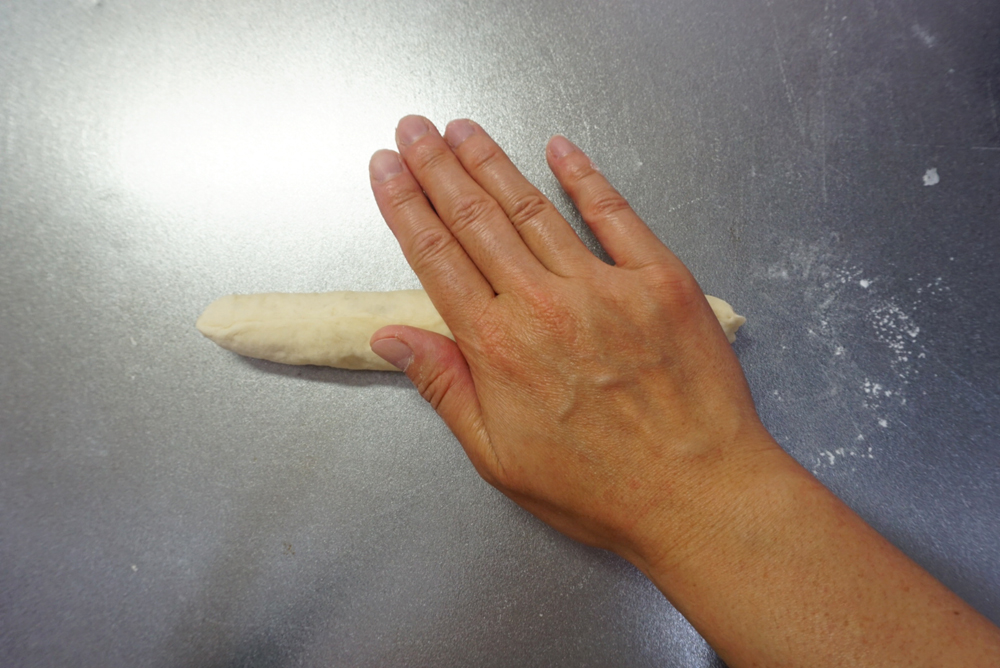 転がして、長細くします。