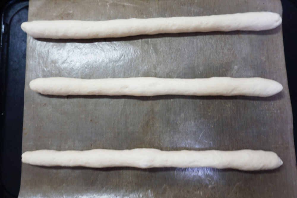 オーブンシートを敷いた天板に並べます。