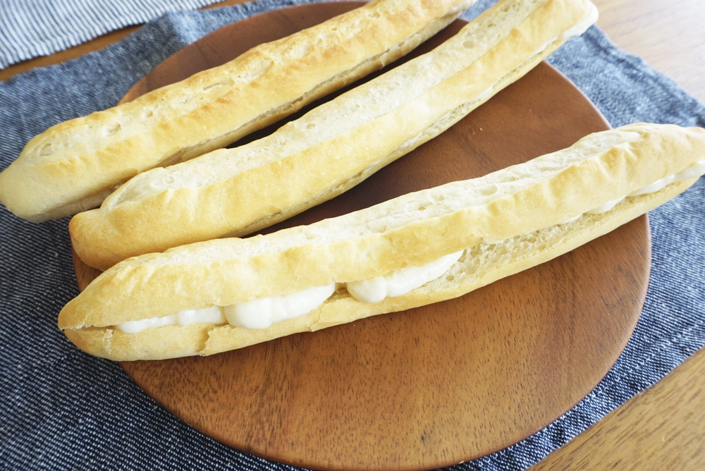 縦に切れ込みを入れて、ミルククリームなどを挟んで食べます。
