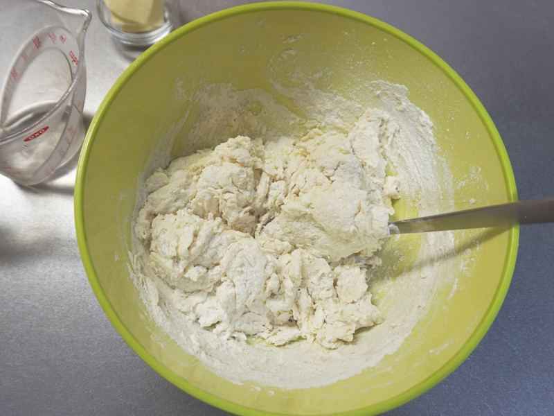 ドライイーストめがけて水を9割入れ、スプーンや菜箸で混ぜます。