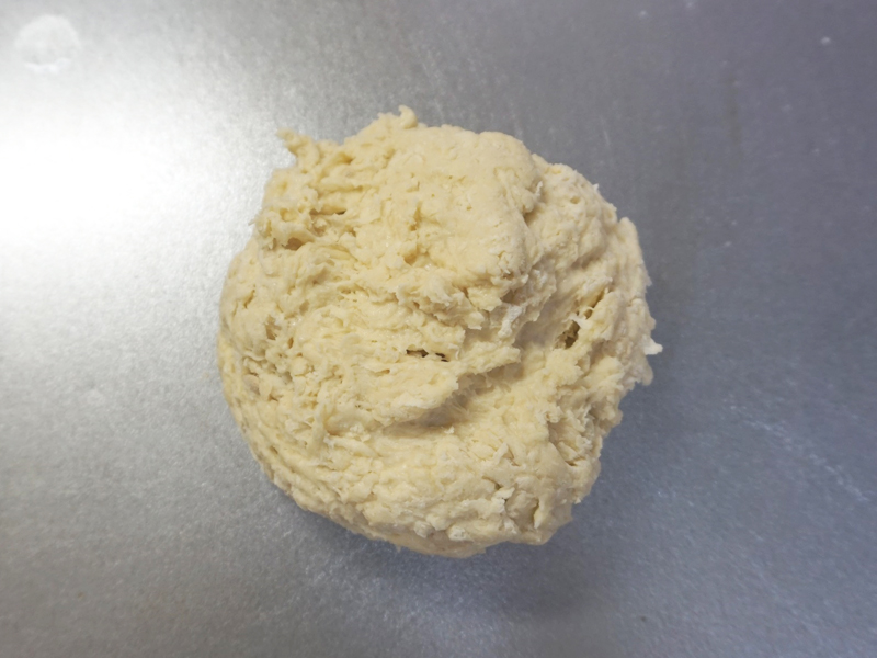 生地の状態を見ながら水を足し、さらに混ぜます。ひとまとまりになったところでボウルから出します。