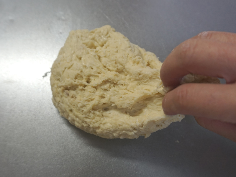 生地をつかんでは台に叩きつける動作を3分程度繰り返します。
