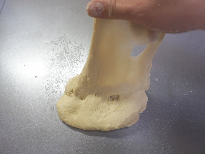 グルテン膜が形成されます。この時点では、所々穴が出来ていても構いません。