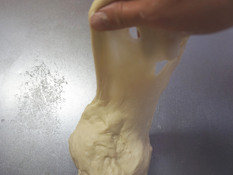 グルテン膜が形成され、引っ張ると薄く生地が伸びます。向こう側が透き通って見えるぐらいで捏ね終わりです。