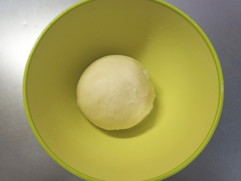 表面がつっぱるように丸め、とじ目を下にしてボウルに入れます。