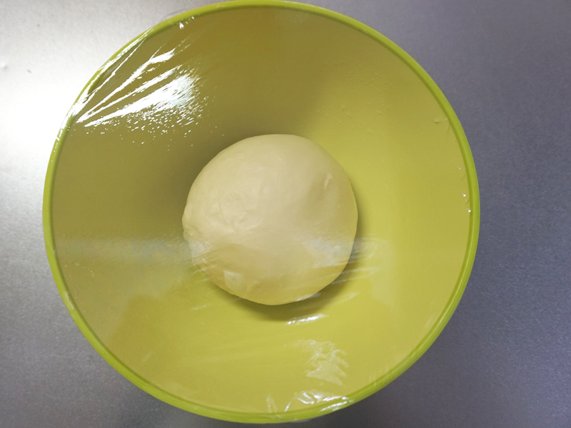 一次発酵：ラップをかけて、暖かい場所で約1時間発酵させます。夏場は常温、冬場はオーブンの発酵機能（35℃）を使うと便利です。時間はあくまでも目安です。生地が2倍になるまで待ってください。
