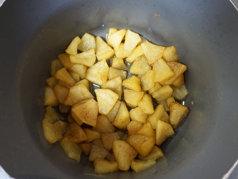 蓋をはずし、弱火で全体を混ぜます。りんごの縁が半透明になったところで火を止め、シナモンを振りかけます。