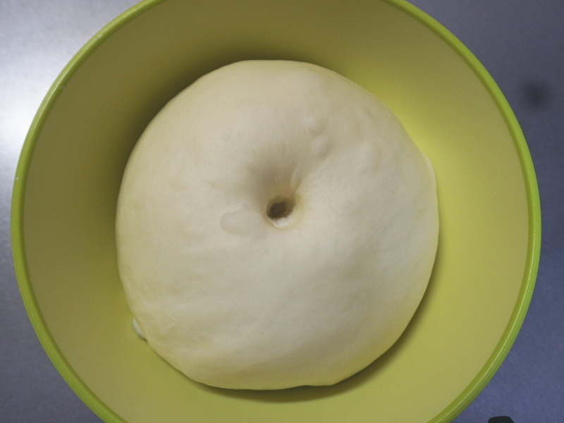 フィンガーテスト：生地が約2倍に膨らんだところで指に強力粉（分量外）を付け、生地の中央を穴をあけるように押します。