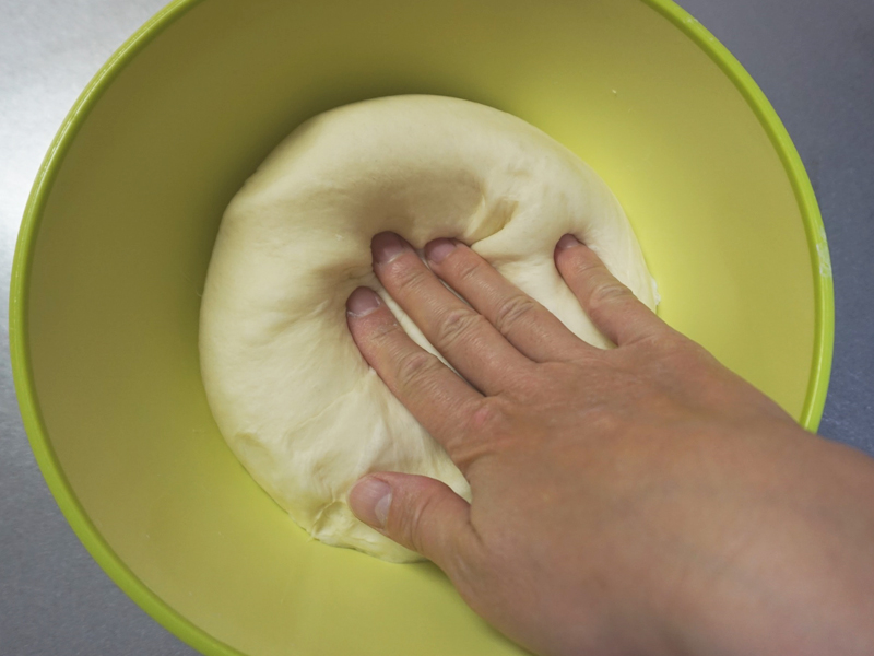 パンチ：生地の空気を抜くように、手のひらで優しく押します。