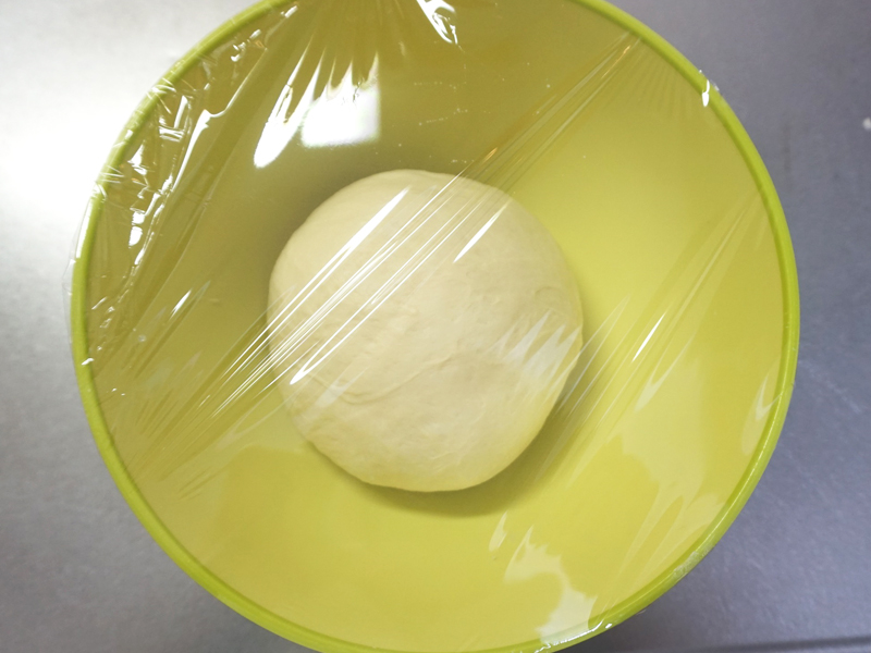 ベンチタイム：生地を丸め、乾燥しないようにして15分休ませます。