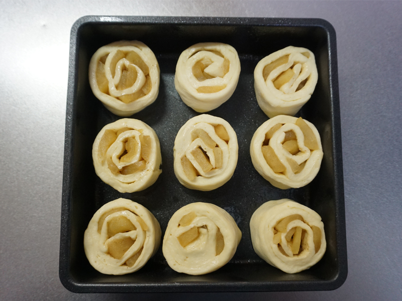 スクエア型に型用の油脂を塗り、生地を並べます。