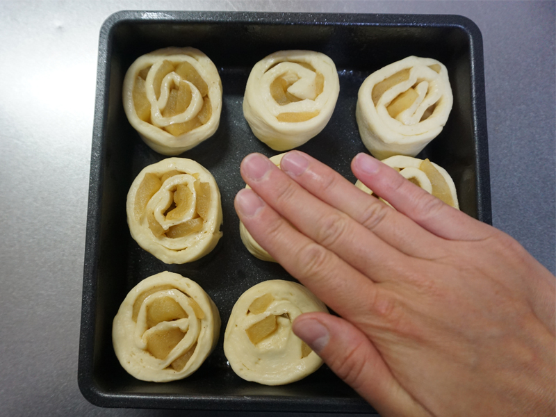 上から軽く押えます。