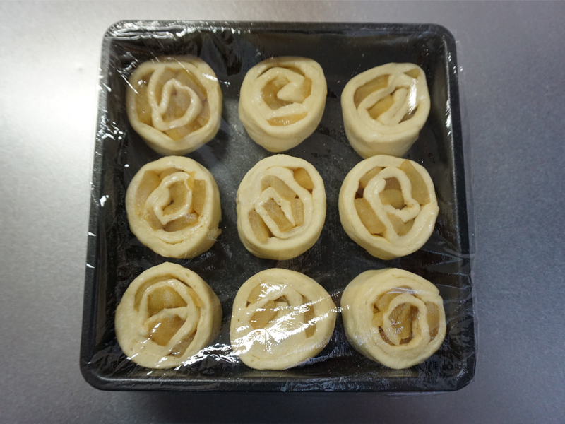 二次発酵：ラップをして、暖かい場所で約2倍になるまで発酵します。（約50分）