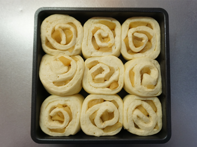 二次発酵が終わったところで、オーブンを190℃に予熱します。