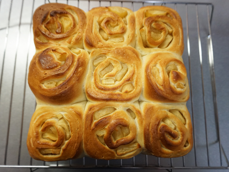 型から取り出し、ケーキクーラーで冷まします。