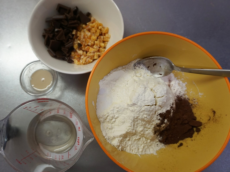 【本生地作り】 ボウルに本生地用の準強力粉・ココアを入れておきます。（塩は別に用意しておきます。） ドライイーストは、ぬるま湯（夏は冷水）から小さじ1杯分の水をすくって溶いておきます。