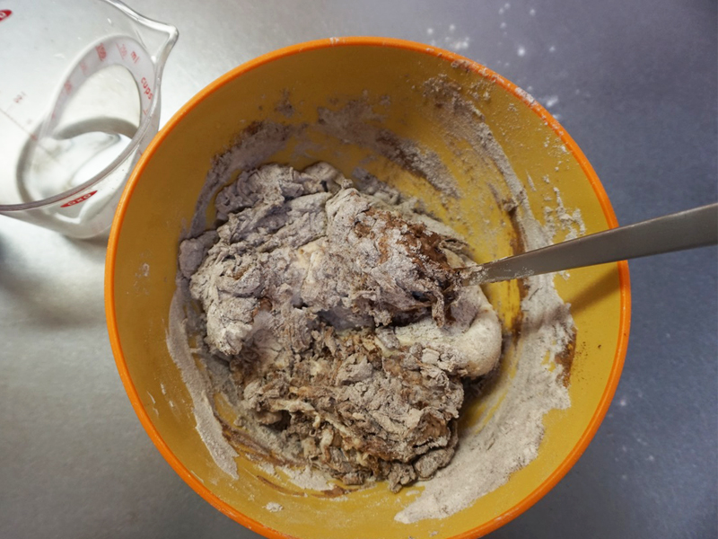 ボウルに中種と溶いたドライイースト、水を9割入れ、スプーンや菜箸である程度混ぜ、塩を入れてさらに混ぜます。