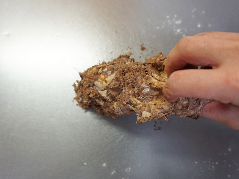 ひとまとまりになったところでボウルから出し、こね台で1分叩きつけます。