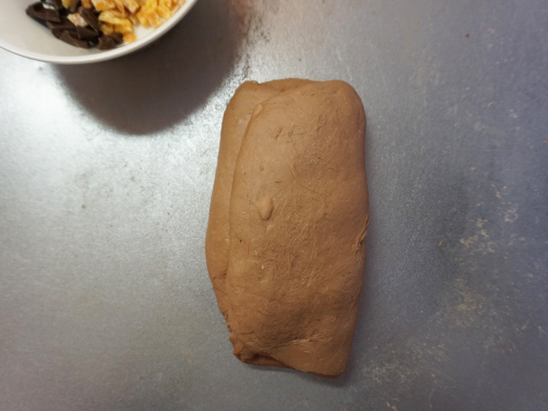 左右から生地を閉じます。