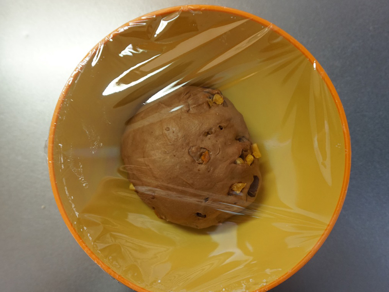 一次発酵（1）：ラップをかけて、暖かい場所で約1時間発酵させます。夏場は常温、冬場はオーブンの発酵機能（35℃）を使うと便利です。時間はあくまでも目安です。生地が2倍になるまで待ってください。