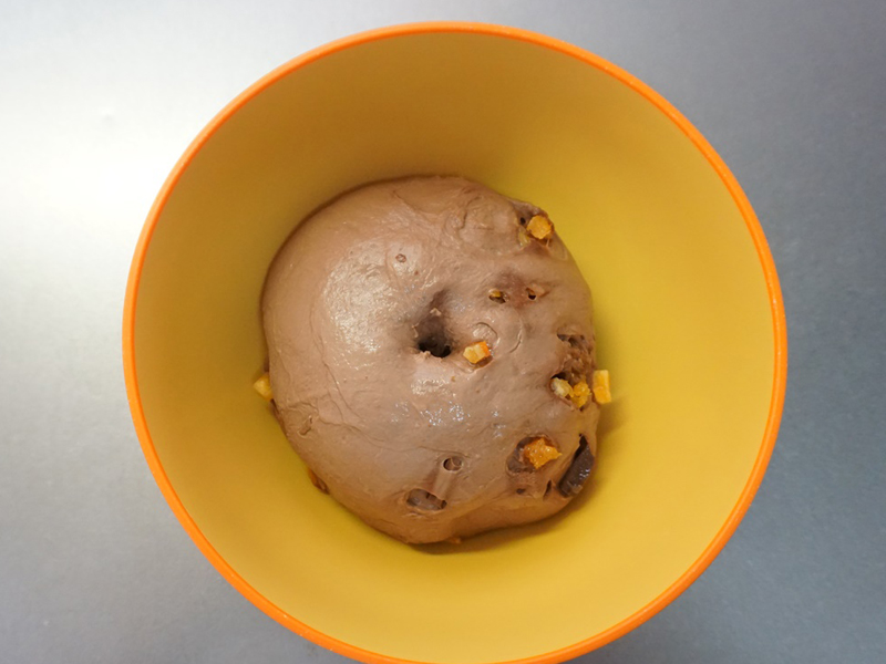 フィンガーテスト：生地が約2倍に膨らんだところで指に強力粉（分量外）を付け、生地の中央を穴をあけるように押します。 生地が戻って来なければ発酵完了です。