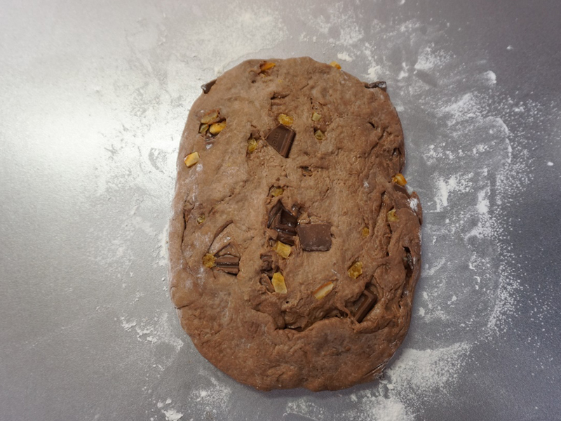 生地を手で押して、横15cm×縦20ccmぐらいの長方形にします。