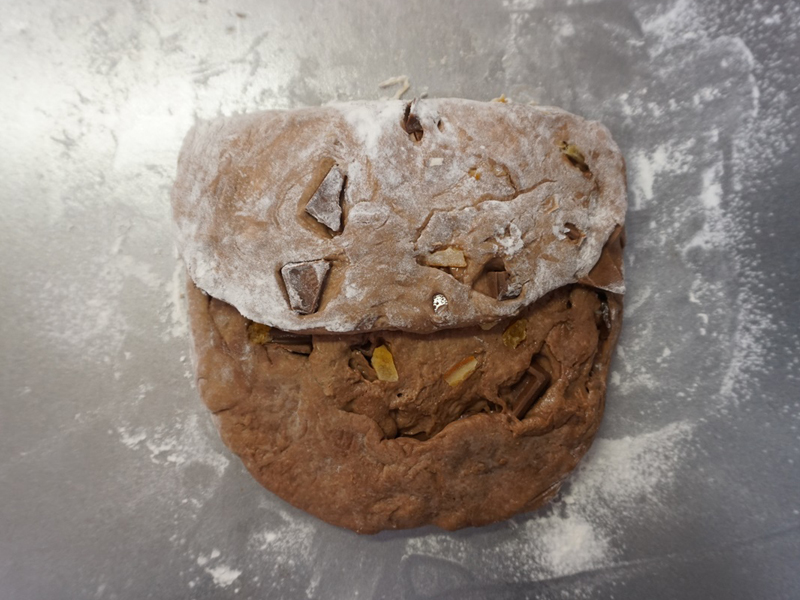 上側を3分の1手前に折ります。