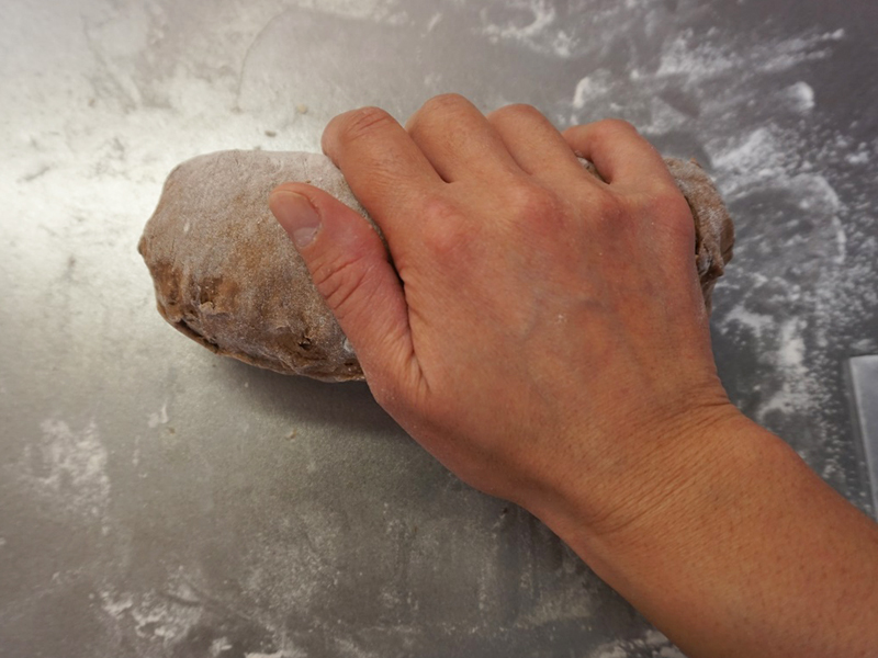 軽く転がして整えます。