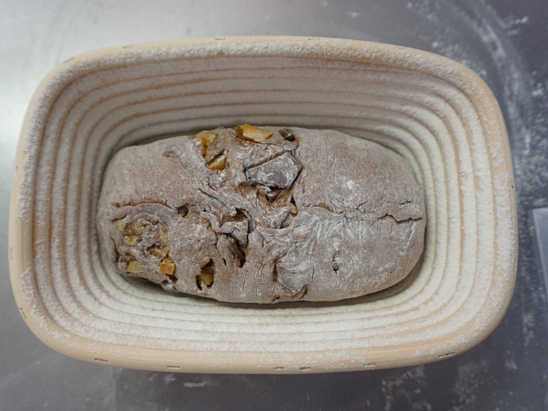 とじ目を上にして、生地を発酵かごに入れます。上から軽く押えます。