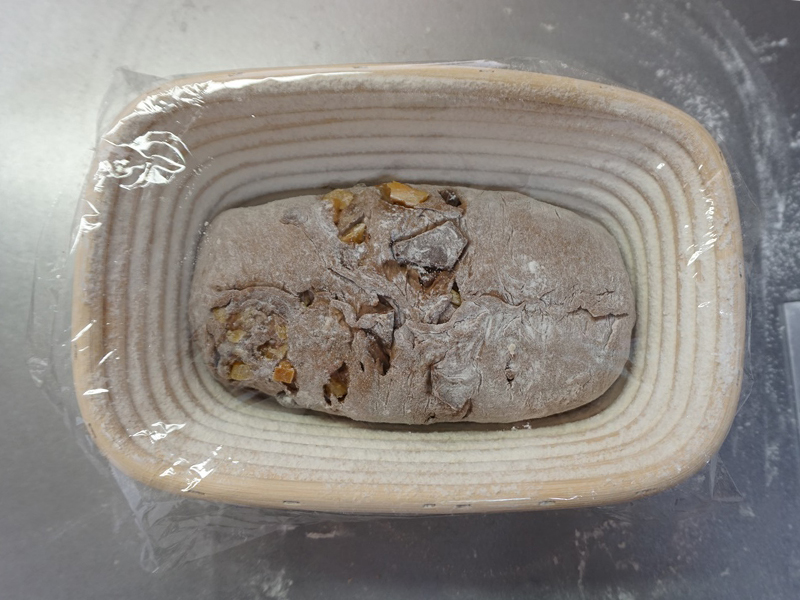 二次発酵：ラップをして、暖かい場所で2倍の大きさになるまで発酵します。夏場は常温で、冬場はオーブンの発酵機能（35℃）で約50分程度が目安です。