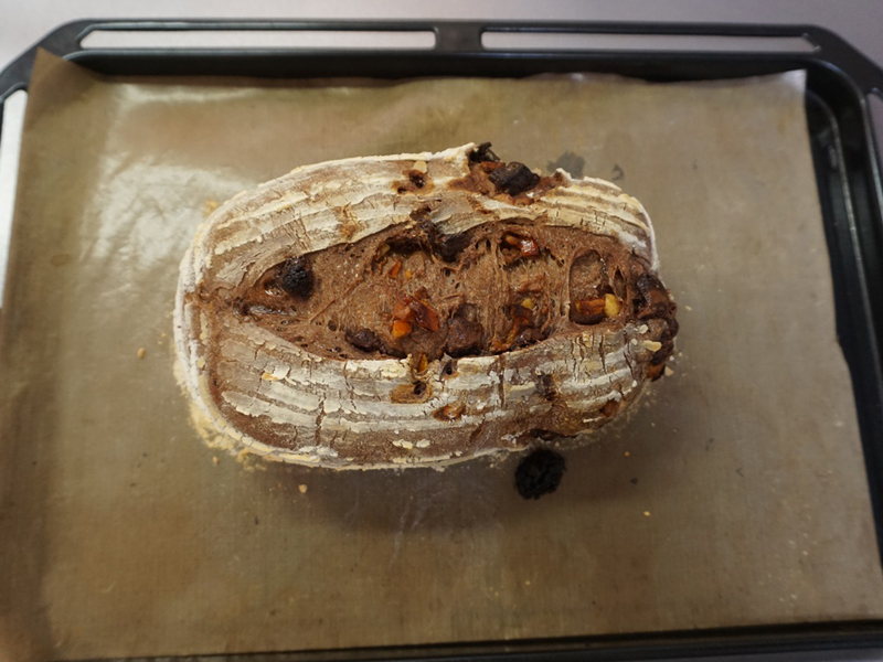 中央に1本クープを入れ、250℃で10分、190℃で15分焼きます。