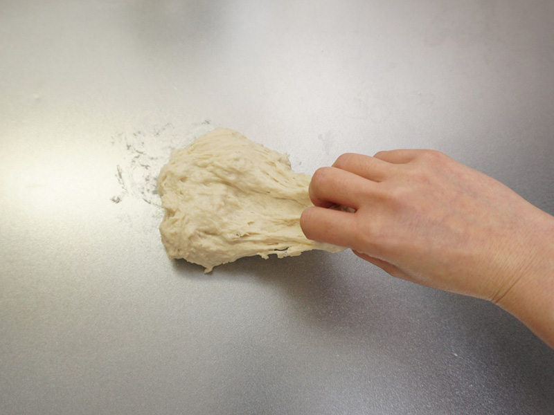 生地をつかんでは台に叩きつける動作を3分程度繰り返します。