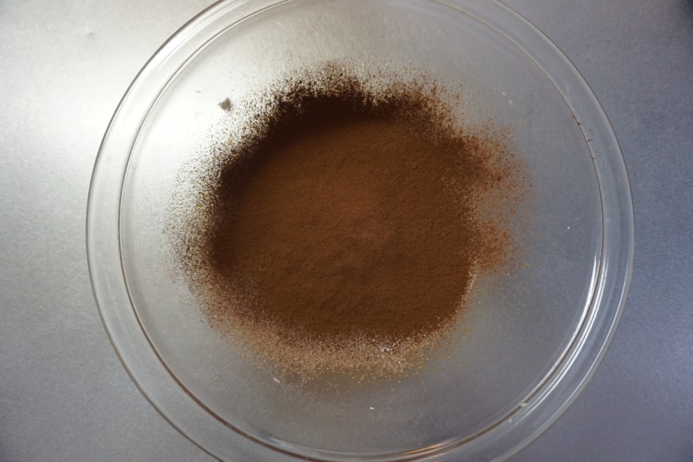 ココアと薄力粉をふるいながら入れます。