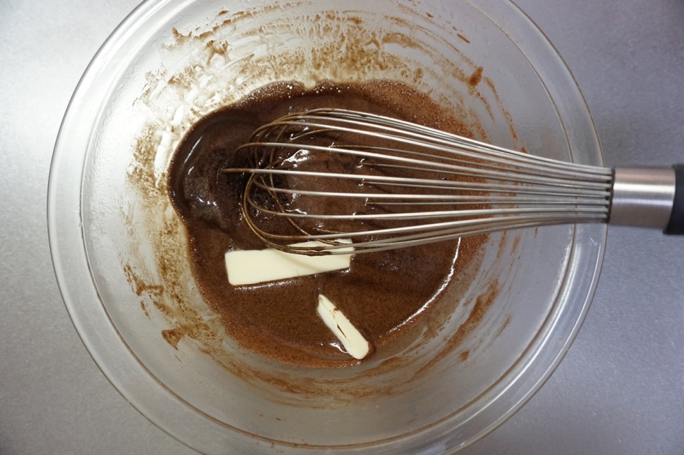 バターを入れてつやが出るまでよく混ぜます。