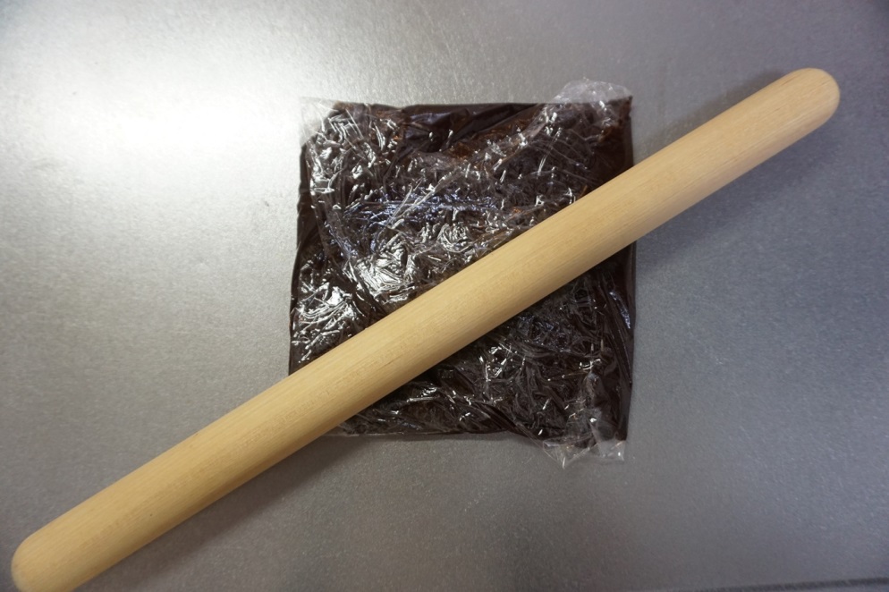 ラップで15cm四方にくるみ、冷蔵庫で10分以上冷やします。