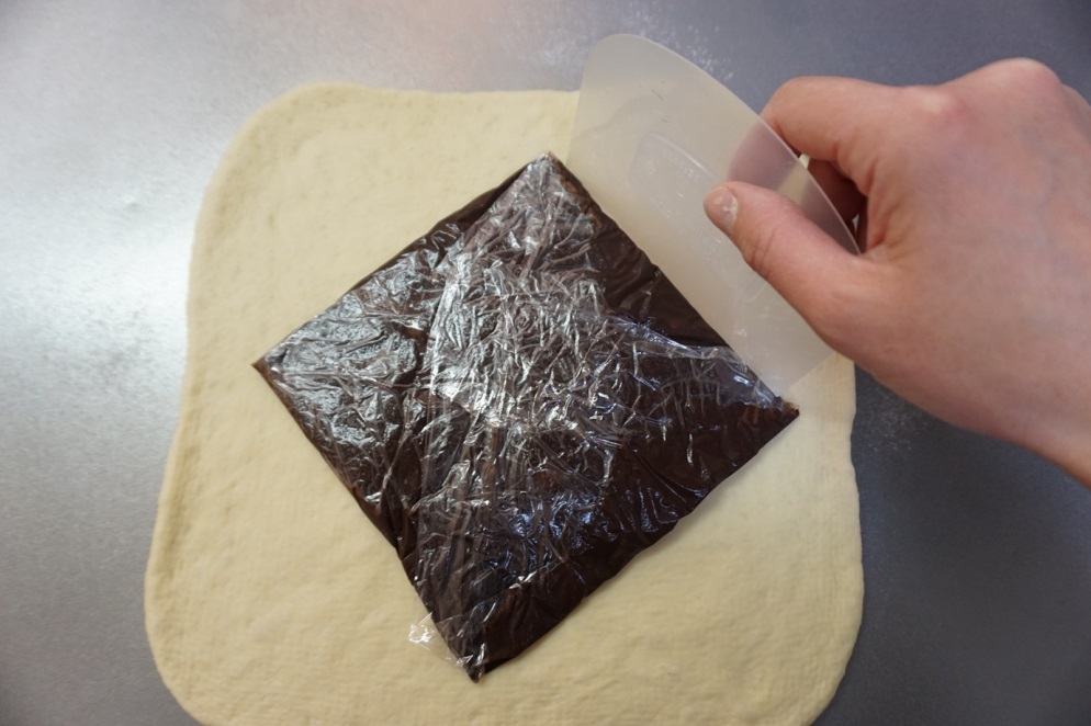 角を45度ずらしてショコラシートを置きます。