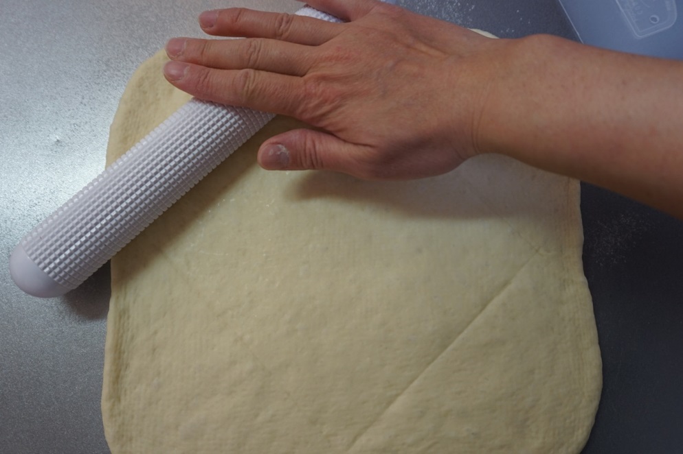 目じるしから外の生地を薄く伸ばします。