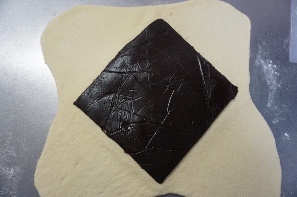 ショコラシートをラップから外して生地におきます。