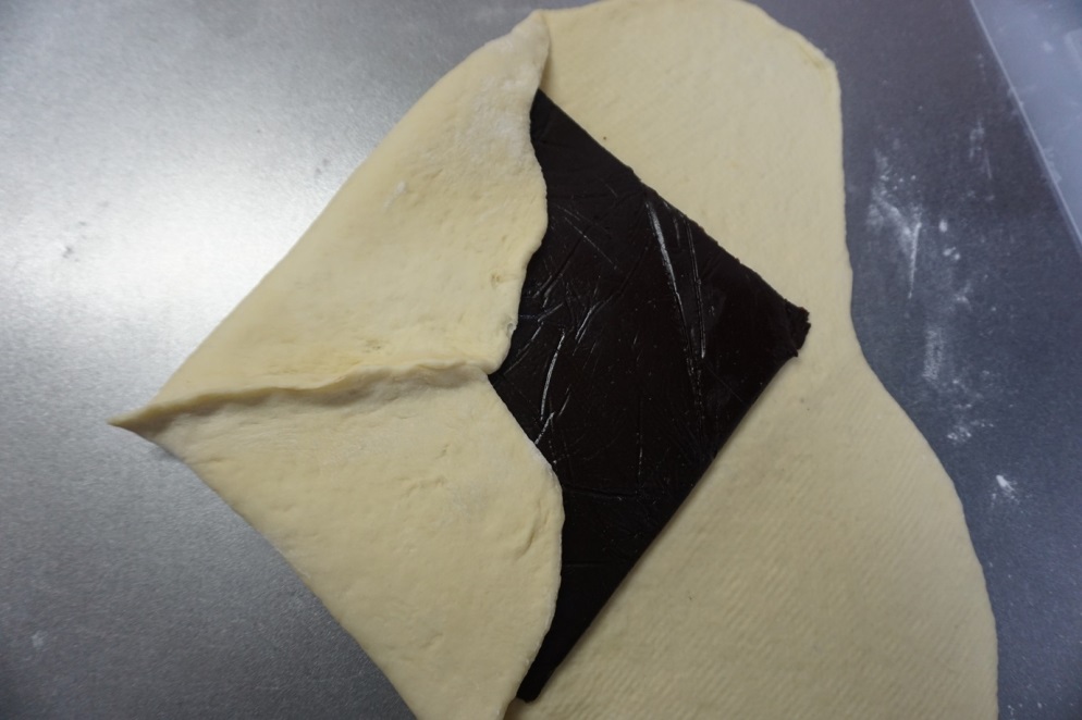 閉じていきます。とじ目はつまんでおきます。