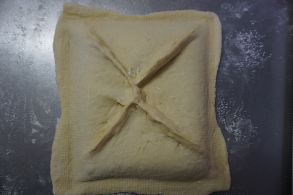 端をめん棒で押さえます。