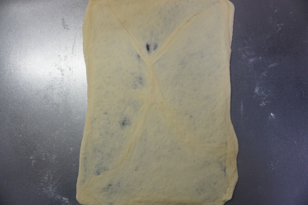 めん棒で約3倍の長さに伸ばします。