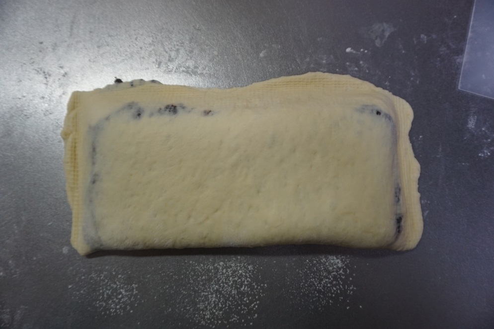 向こう3分の1、手前3分の1を折ります。