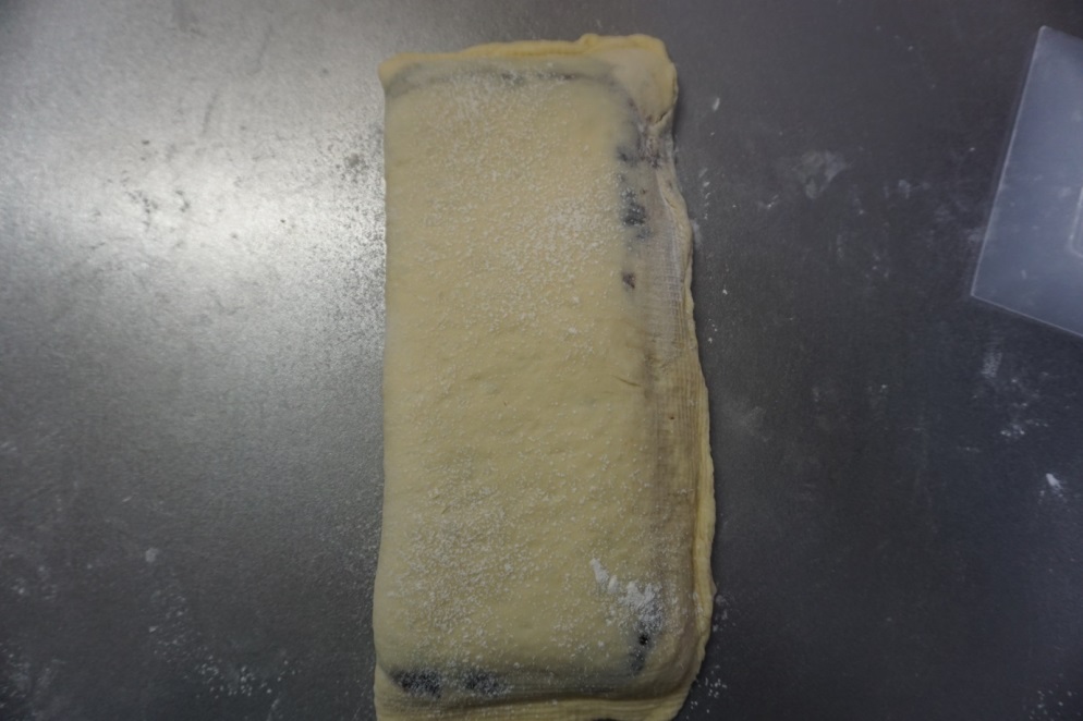 向きを変え、もう一度伸ばして折りたたむ作業を行います。