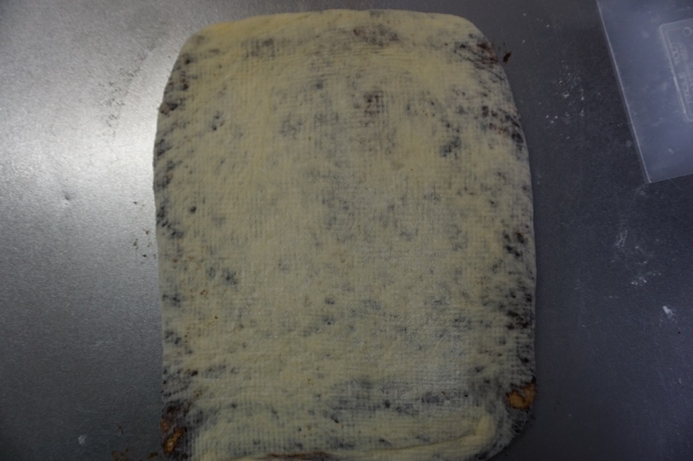 めん棒で20cm×35cmぐらいに広げます。