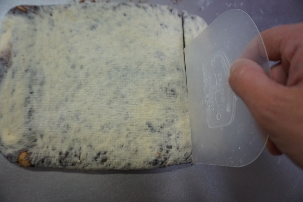 8等分の目印を付け、カードを使って切り分けます。