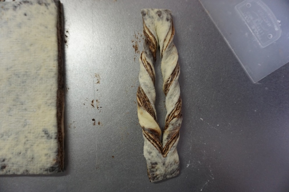 生地の長さによっては3回ねじっても良いと思います。