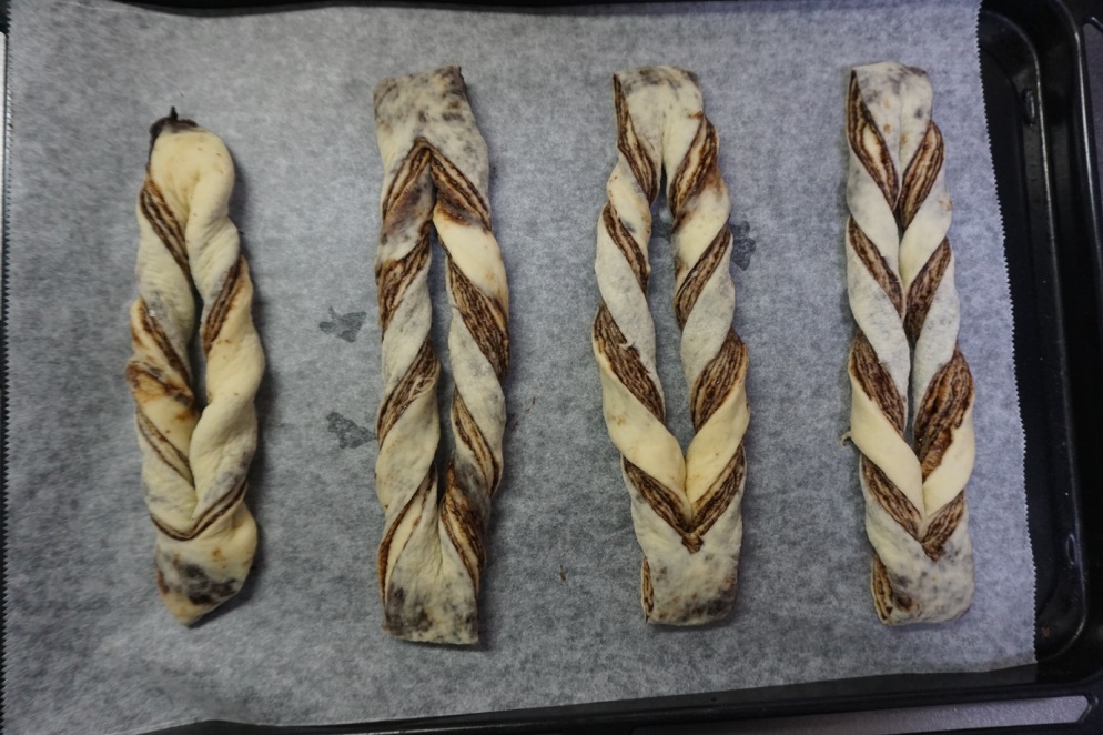 天板にオーブンシートを敷き、間隔をあけて生地を並べます。