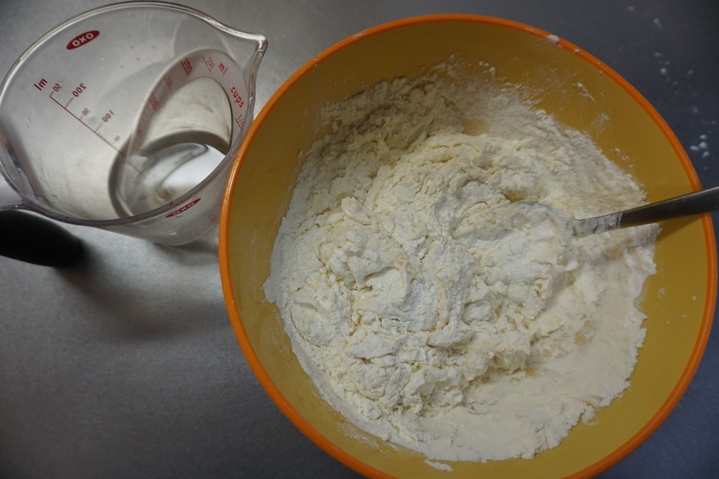 水を9割入れ、スプーンや菜箸で混ぜます。